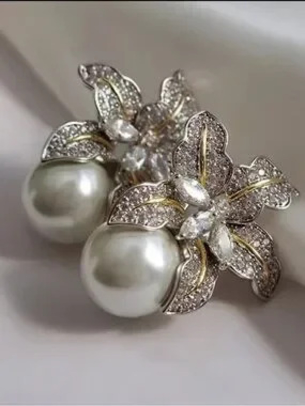 Elegant Pearl & Crystal Flower Stud Earrings - White Pearl